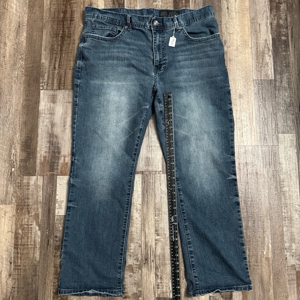 Men's Relaxed Fit Jeans in Medium Blue Wash